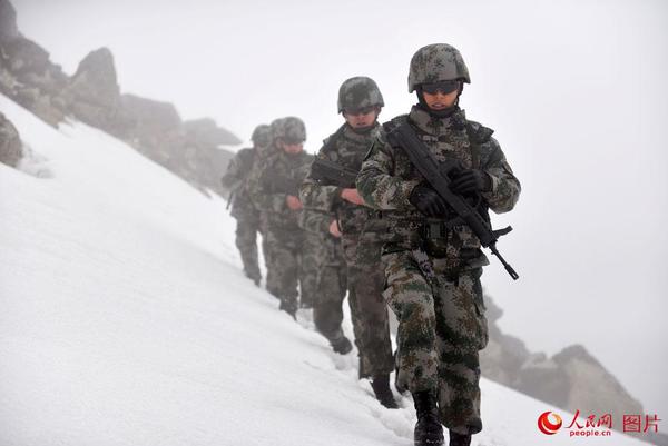 官兵常年巡逻在海拔4500米以上的雪山之巅。 王乾摄